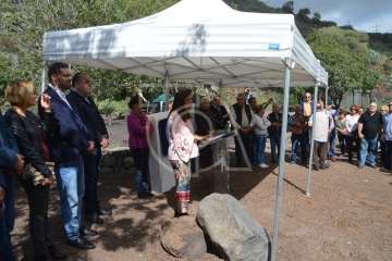 Emotivo acto de descubrimiento de la placa del pasaje que recuerda al periodista Adolfo Santana en Cernícalos (Foto TA)